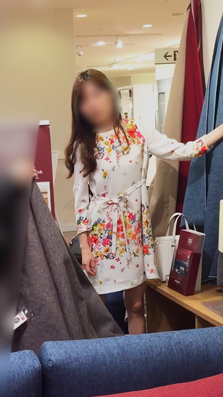家具店に買い物にきた彼女のパンチラ盗撮画像!セレブ級の美魔女で高そうなパンツはいてます♡002