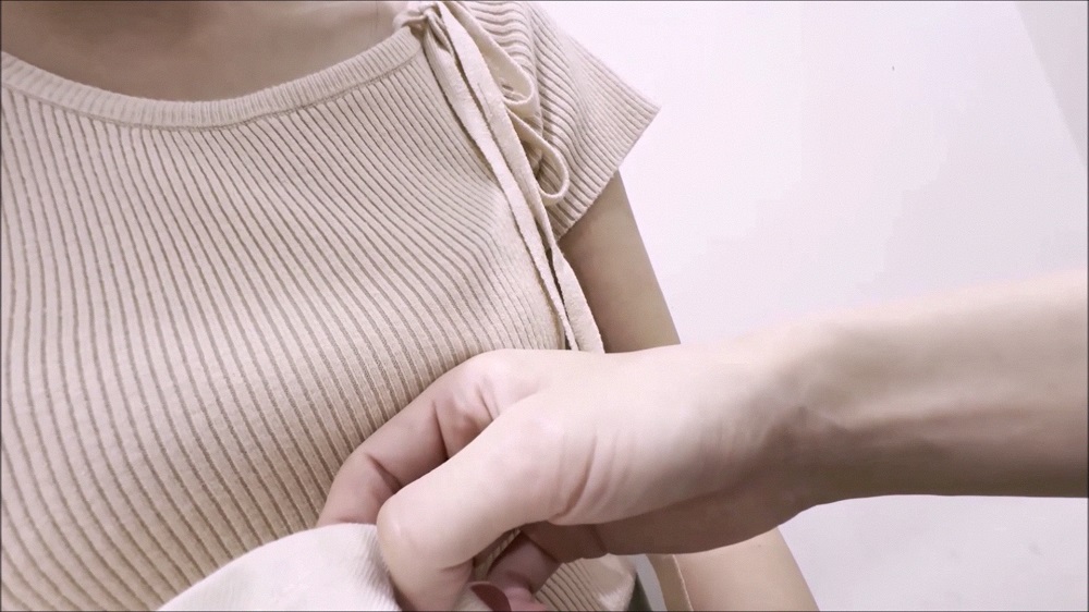 かわいい店員さん 胸チラ盗撮風画像だぜ！研修中なのでバレてませんｗ乳首も近距離で楽しんじゃおう!!【Pcolle】006