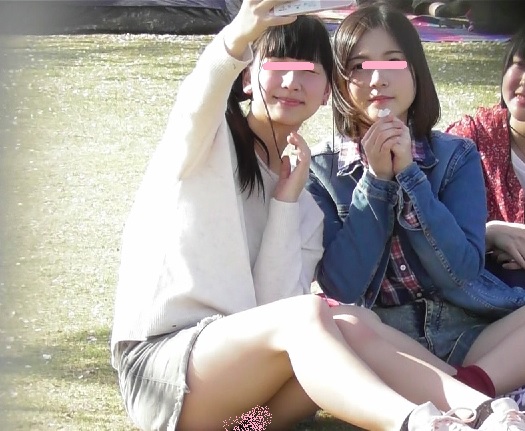 アイドル顔の素人女性 しゃがみパンチラ盗撮！ 肌の感じもわかるぐらい接写に成功しています♡【Pcolle】001