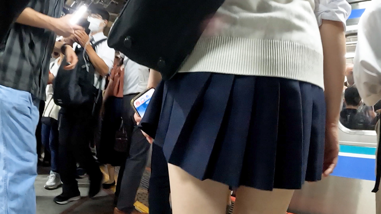 美白で細身女子を痴漢盗撮!ケツを揉んでチンポ押しつけてみたぜ!!【Pcolle】002