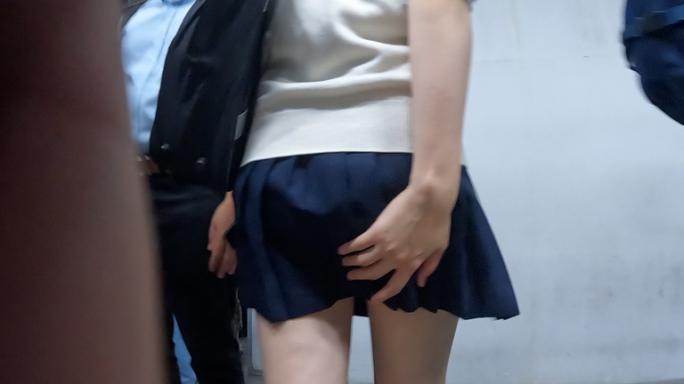 美白で細身女子を痴漢盗撮!ケツを揉んでチンポ押しつけてみたぜ!!【Pcolle】006