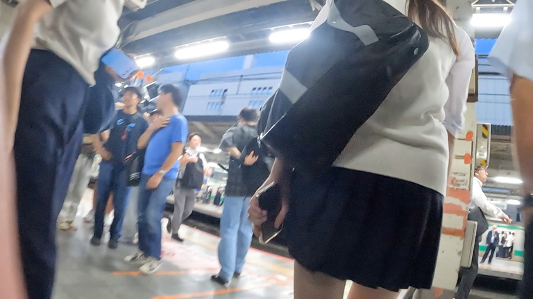 美白で細身女子を痴漢盗撮!ケツを揉んでチンポ押しつけてみたぜ!!【Pcolle】007