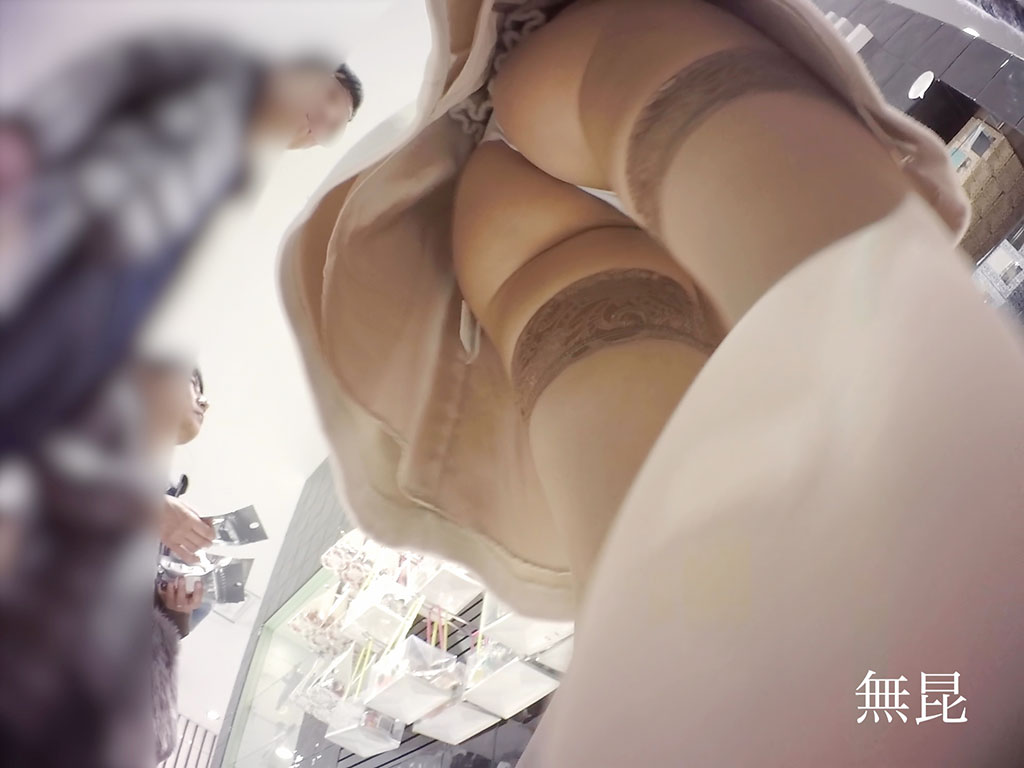 プレゼントを品定めしている美人OLを盗撮!なんとフロントレースのTバックでした♡【Pcolle】007