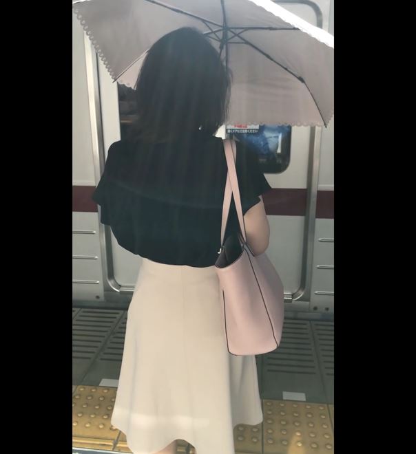 人妻OLお姉さんのパンチラ盗撮動画!白のロングスカート…だけど中身は??【Pcolle】001