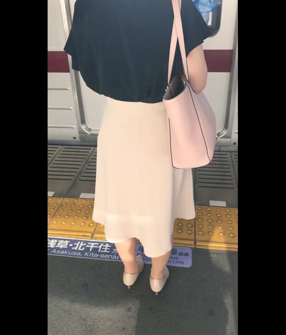 人妻OLお姉さんのパンチラ盗撮動画!白のロングスカート…だけど中身は??【Pcolle】002