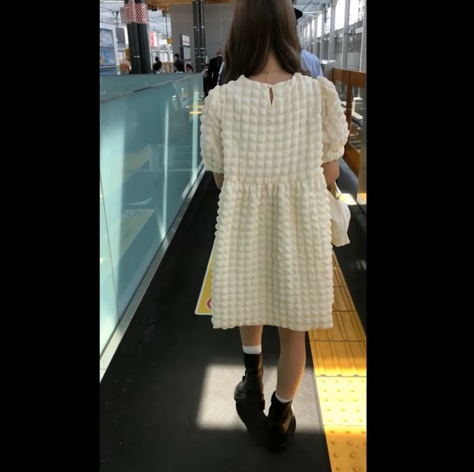 駅構内でJDお姉さんと熟女系外人で発見！気になるパンツを覗いて見ようぜ!!【Pcolle】002