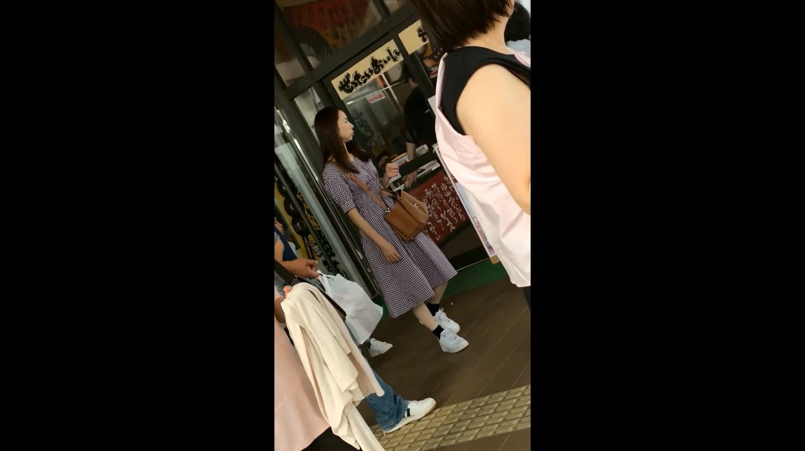 若ママさん2名♡逆さ撮り盗撮パンチラ動画！スカートの中は予想を裏切るパープル系のTバック😮【Pcolle】001
