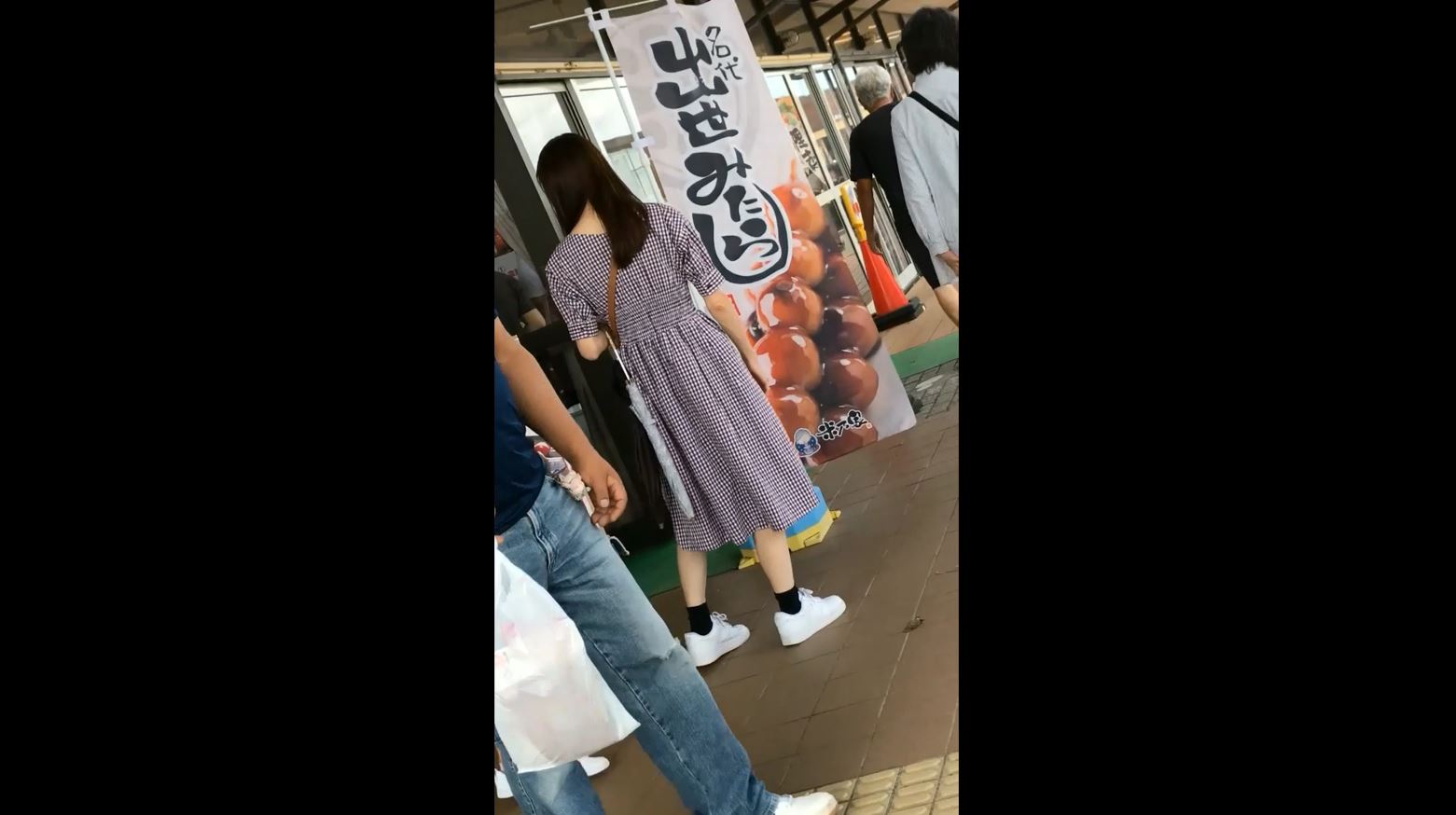 若ママさん2名♡逆さ撮り盗撮パンチラ動画！スカートの中は予想を裏切るパープル系のTバック😮【Pcolle】002