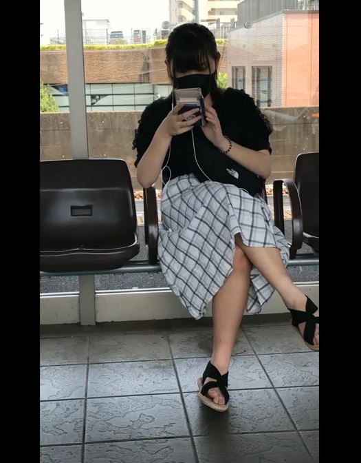 虫刺されパンチラ動画だぜ!女子大生のカワイイ娘3人のパンツを覗いてみよう!!【Pcolle】002