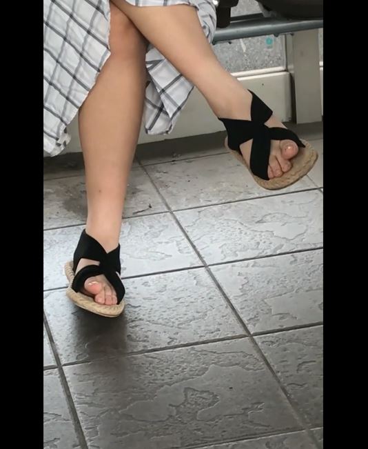 虫刺されパンチラ動画だぜ!女子大生のカワイイ娘3人のパンツを覗いてみよう!!【Pcolle】003