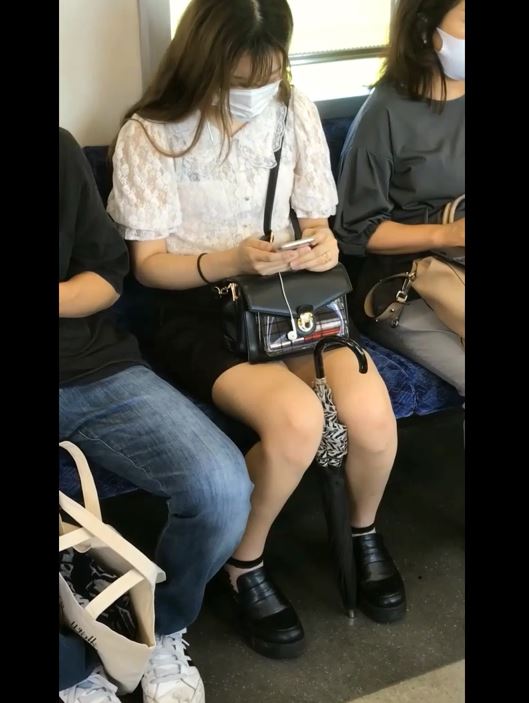 虫刺されパンチラ動画だぜ!女子大生のカワイイ娘3人のパンツを覗いてみよう!!【Pcolle】004