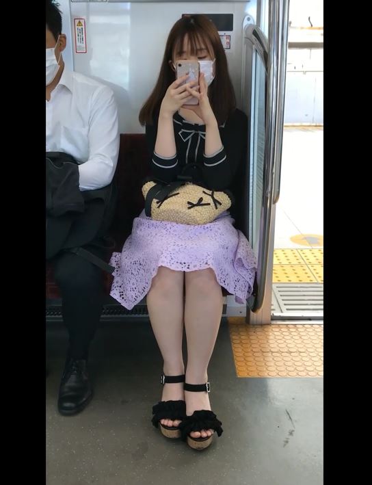 虫刺されパンチラ動画だぜ!女子大生のカワイイ娘3人のパンツを覗いてみよう!!【Pcolle】006