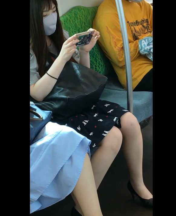 黒系フレアミニスカートのお姉さんパンチラ動画！パンスト越しの純白パンティがバッチリがバッチリだぜ!!【Pcolle】001
