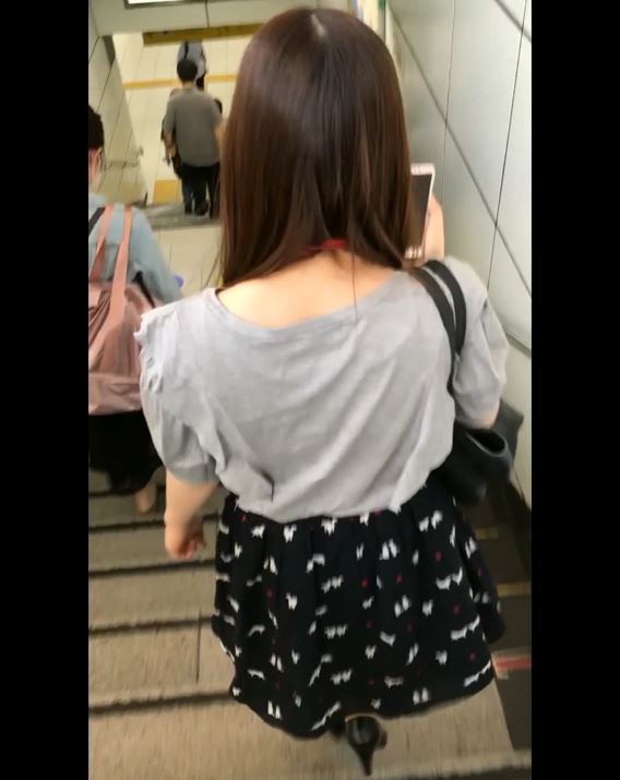 黒系フレアミニスカートのお姉さんパンチラ動画！パンスト越しの純白パンティがバッチリがバッチリだぜ!!【Pcolle】003