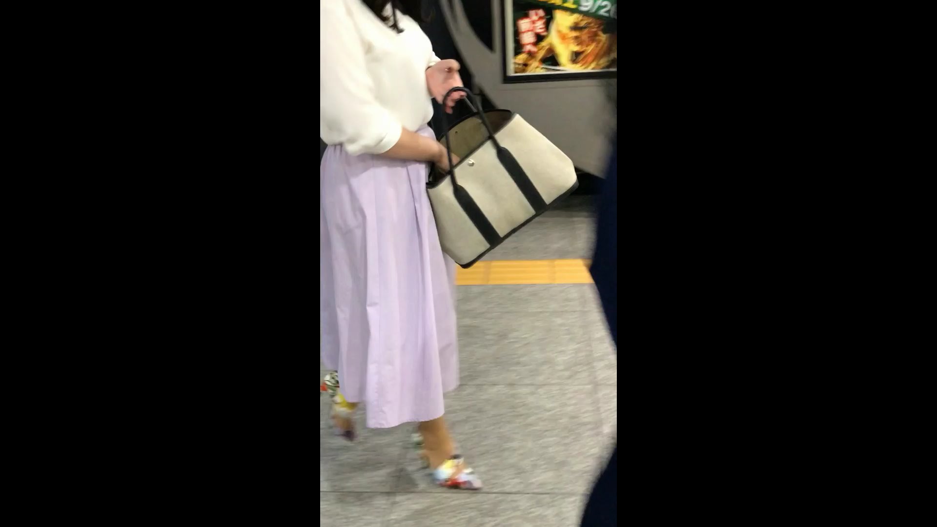ロングスカートのOLお姉さん盗撮動画！グラマラスなケツに貼り付いた純白レース系パンティだぜ!!【Pcolle】003
