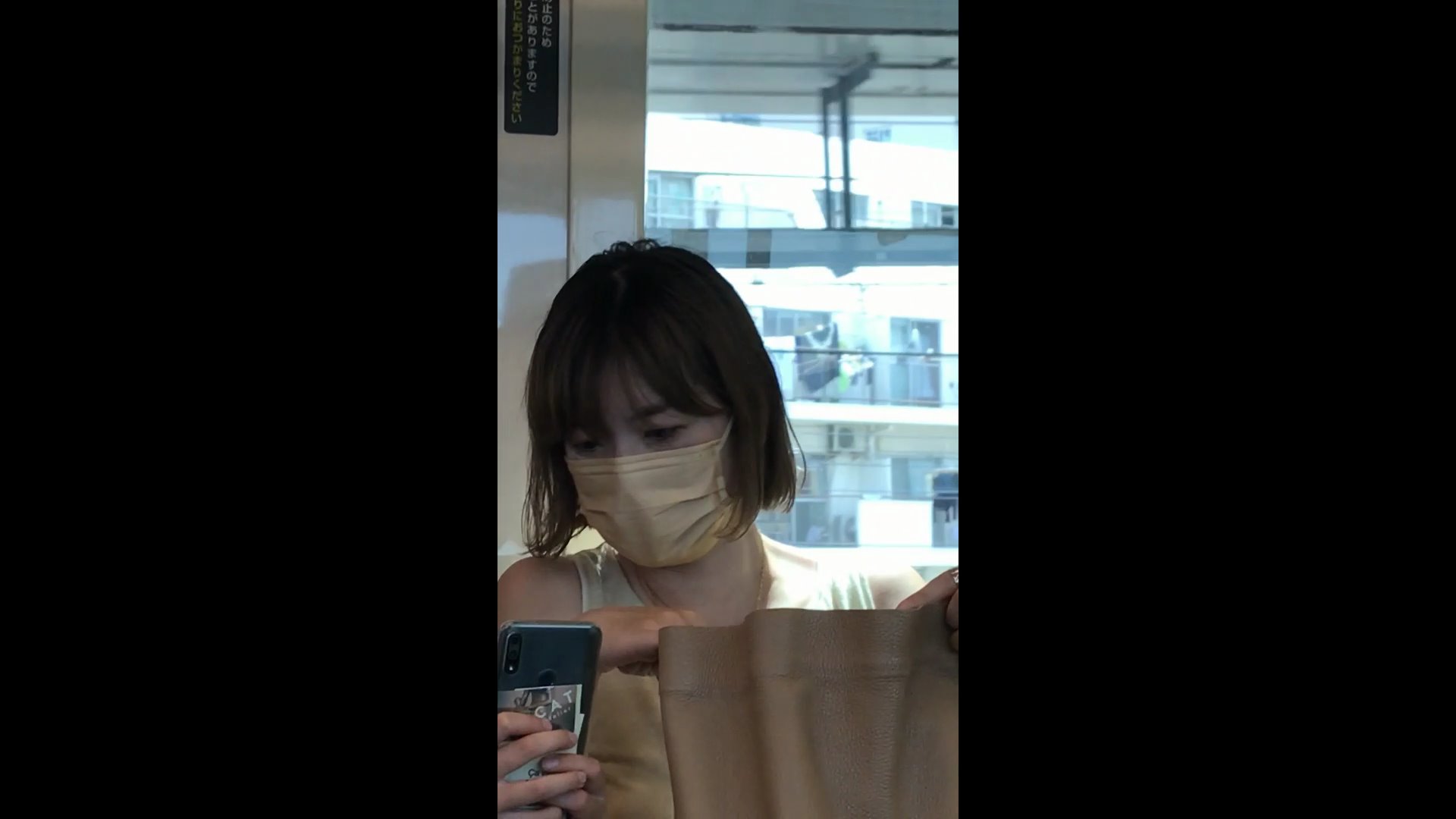 【パン線】フェロモンむんむんの若ママさん尻の盗撮動画！フルバックのパンティをお召しの様です♡003