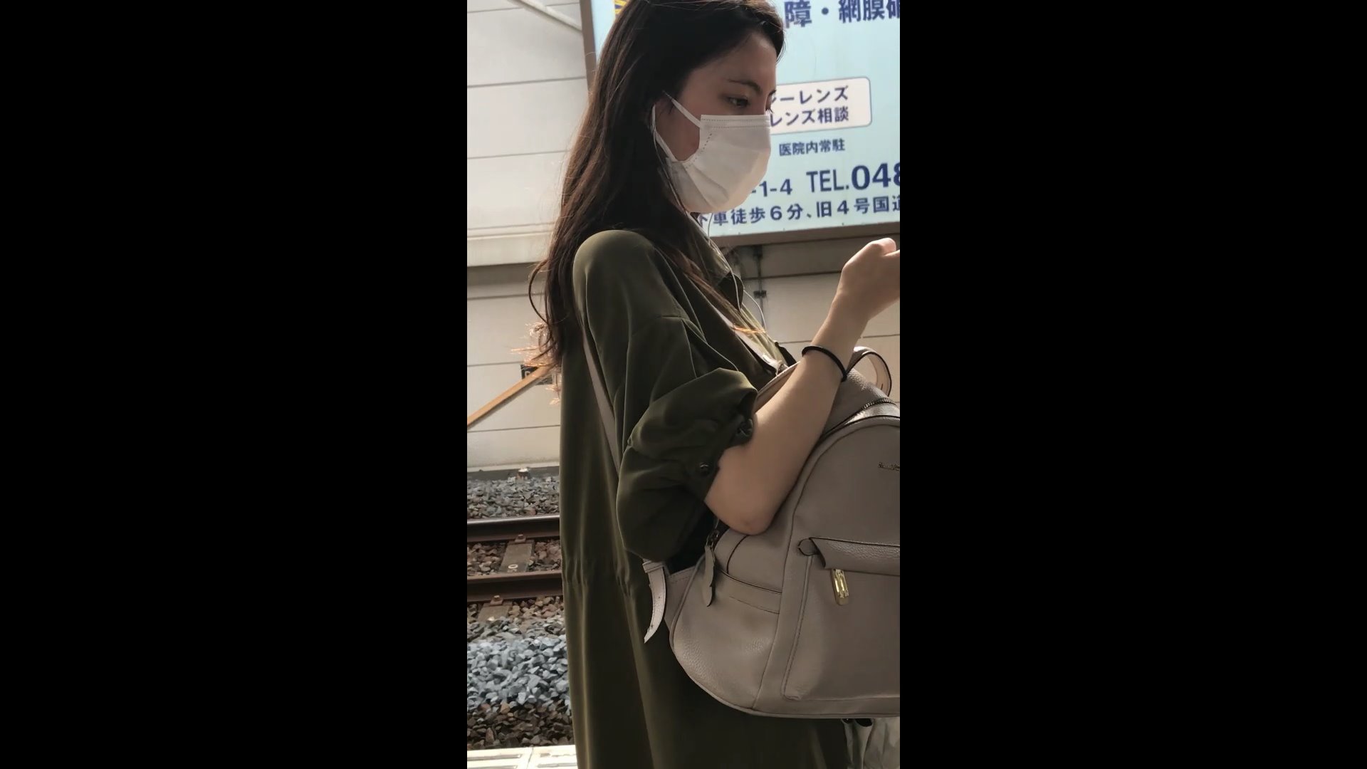 美形な女子大生の逆さ撮りパンチラ盗撮！気になる中身は…嬉しい黒の生パンティ♡001