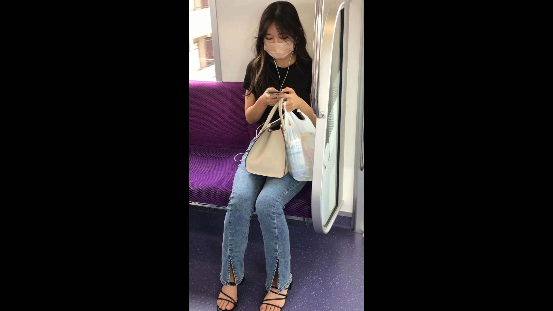 女子大生 着衣尻盗撮エロ動画！ジーンズ越しに見えてる形のいいケツ♡抜けちゃいます【Pcolle】001