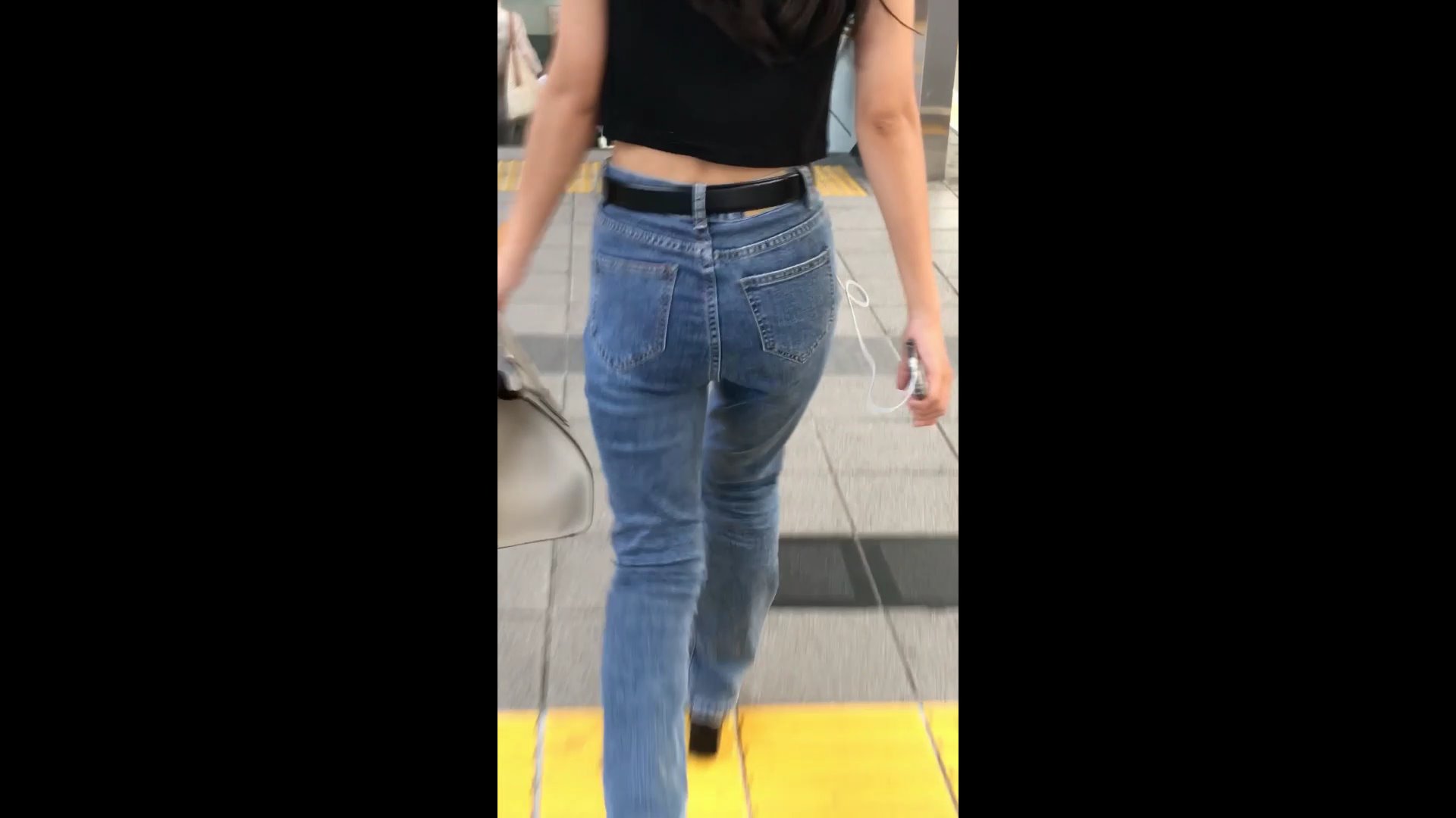 女子大生 着衣尻盗撮エロ動画！ジーンズ越しに見えてる形のいいケツ♡抜けちゃいます【Pcolle】002