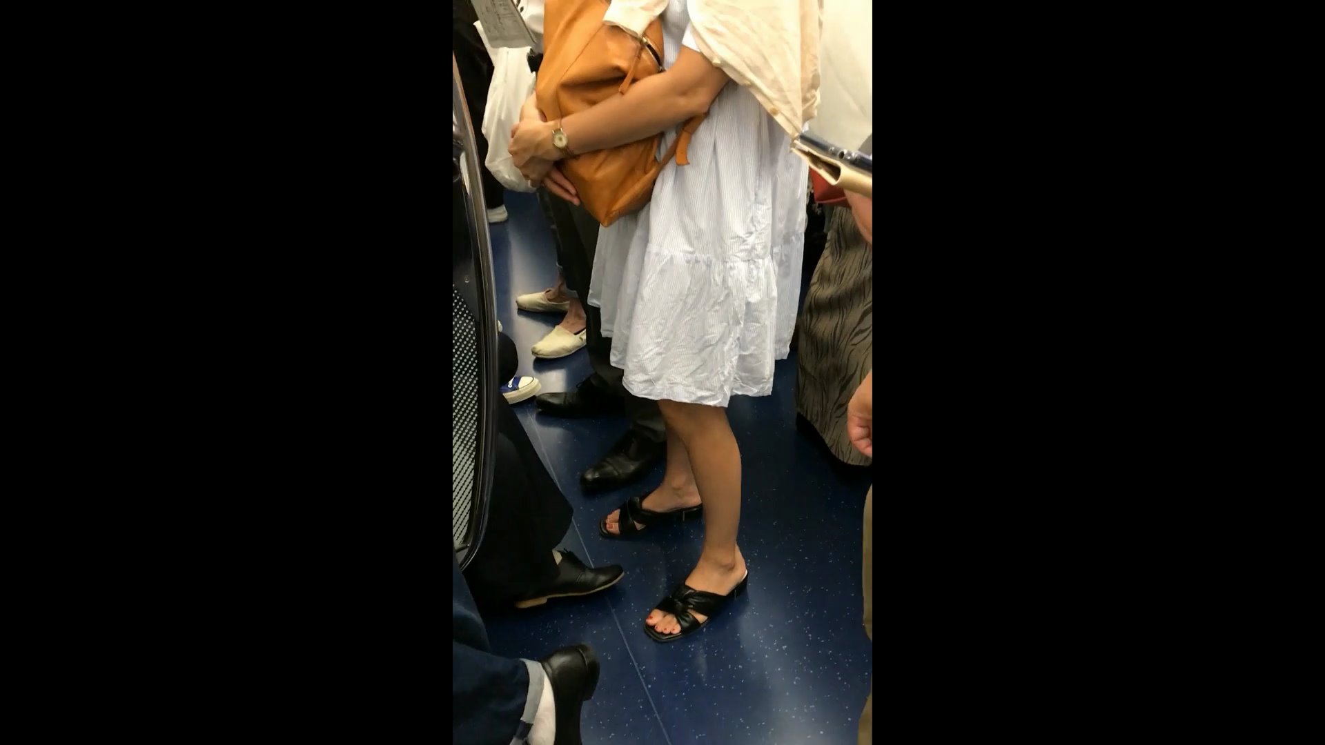 【パンチラ動画】生足にサンダル履きの熟女系OLお姉さん盗撮！白系の生パンティです♡【Pcolle】001