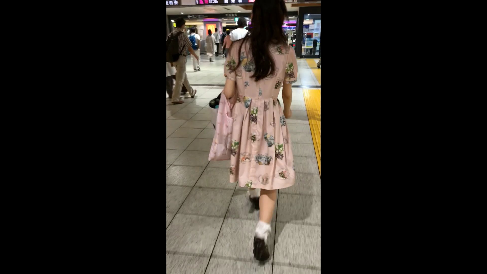 【重ね履きパンツ盗撮】パンスト着用で更に重ねといった状況だけど、エロい光景だぜ！【Pcolle】001