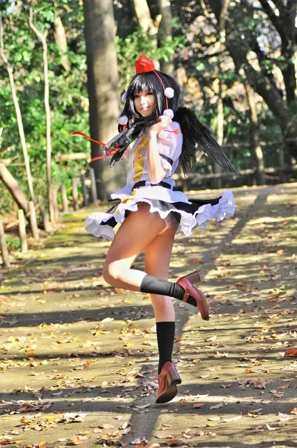 C85に先駆け抜けるコスプレパンチラ004