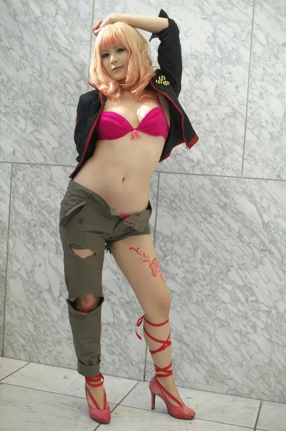 C85に先駆け抜けるコスプレパンチラ005