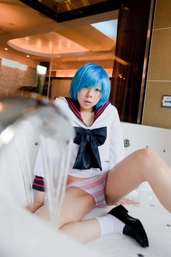 C85に先駆け抜けるコスプレパンチラ006