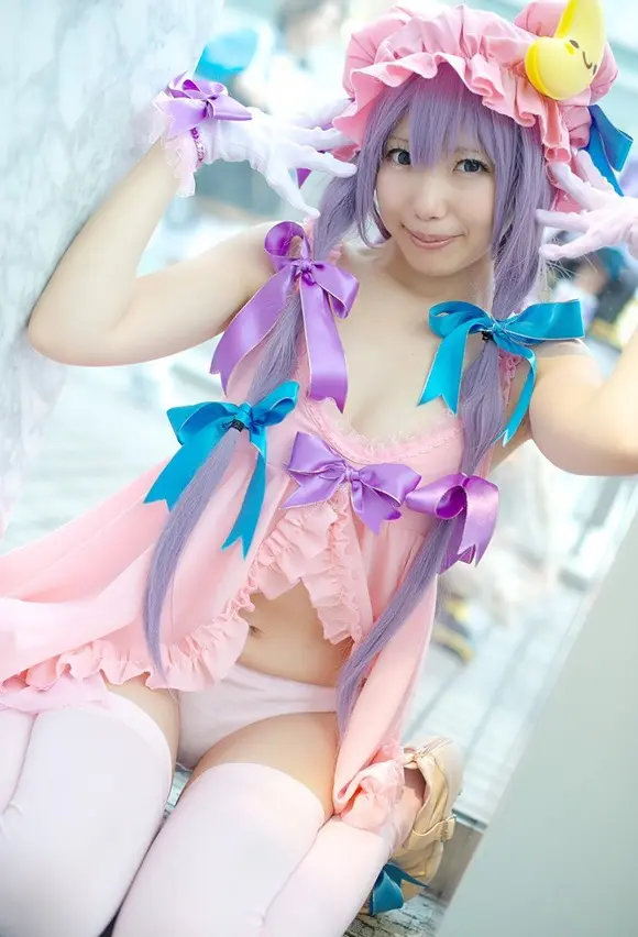 C85に先駆け抜けるコスプレパンチラ010