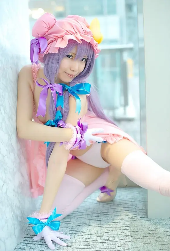 C85に先駆け抜けるコスプレパンチラ024