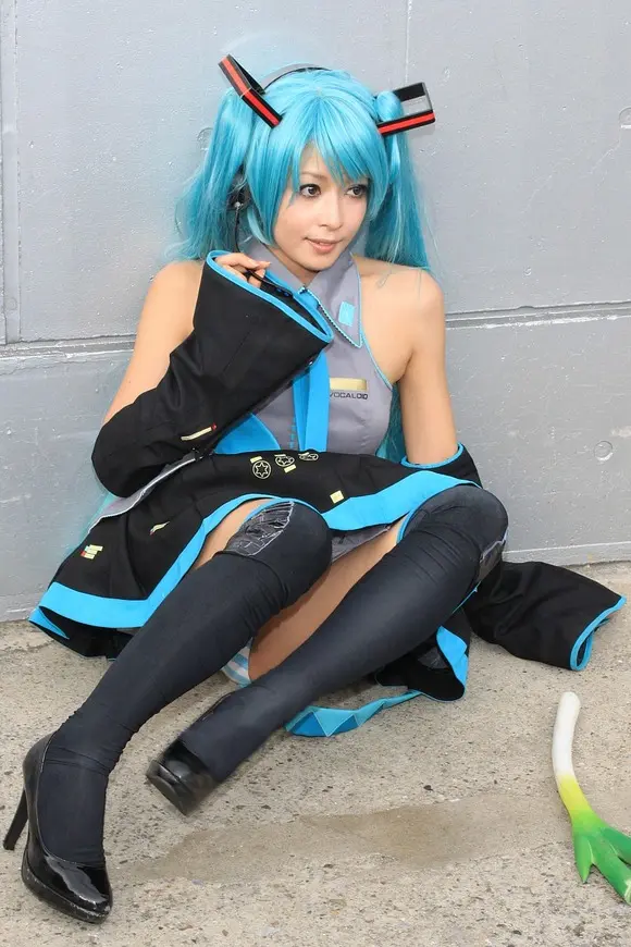 C85に先駆け抜けるコスプレパンチラ026