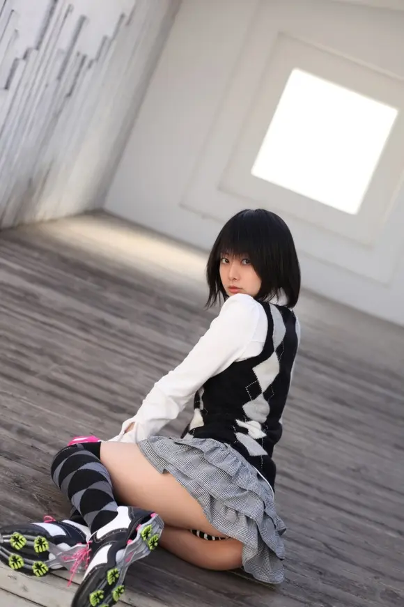 C85に先駆け抜けるコスプレパンチラ029