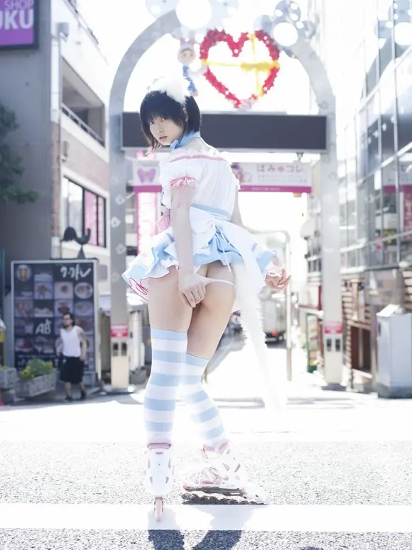 C85に先駆け抜けるコスプレパンチラ038