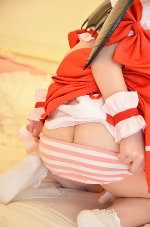 C85に先駆け抜けるコスプレパンチラ040