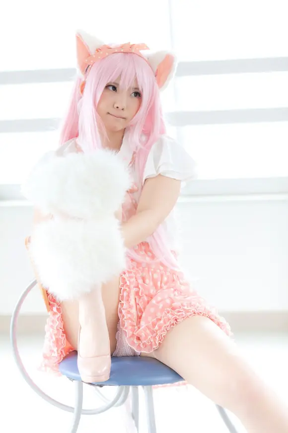 C85に先駆け抜けるコスプレパンチラ041
