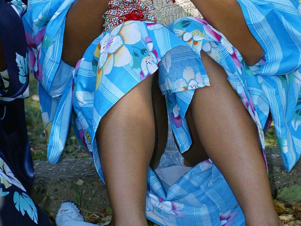夏限定、お祭り隠し撮り浴衣パンチラ029