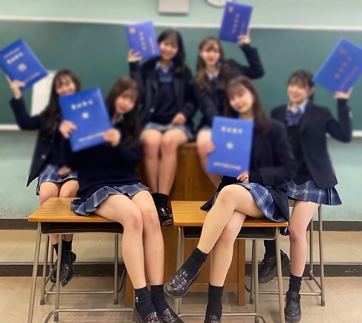 JK卒業式のパンチラと太もも画像!集合写真でもエロいミニスカに目がいってしまうぜ(*゜∀゜)=3001