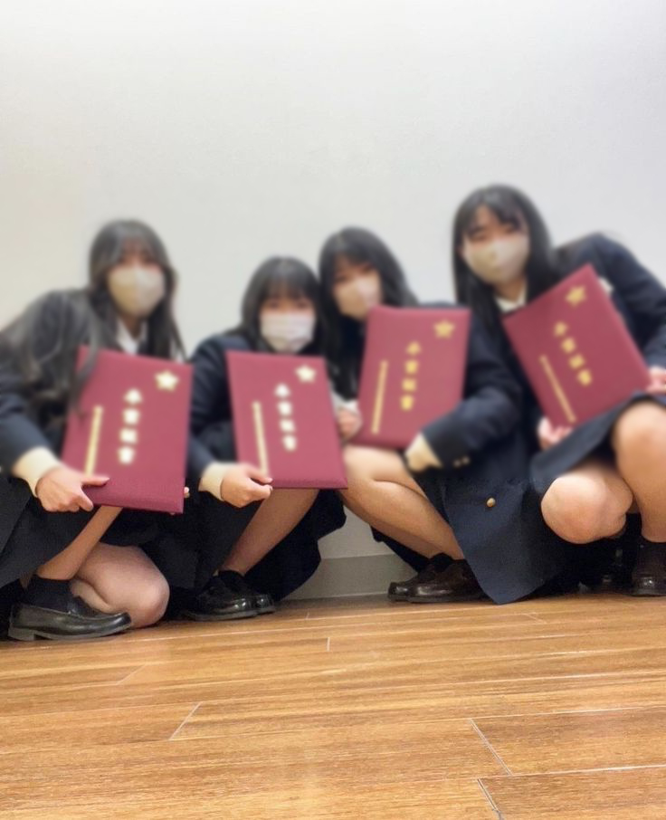 JK卒業式のパンチラと太もも画像!集合写真でもエロいミニスカに目がいってしまうぜ(*゜∀゜)=3002