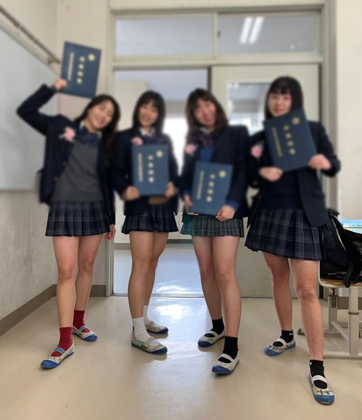 JK卒業式のパンチラと太もも画像!集合写真でもエロいミニスカに目がいってしまうぜ(*゜∀゜)=3003