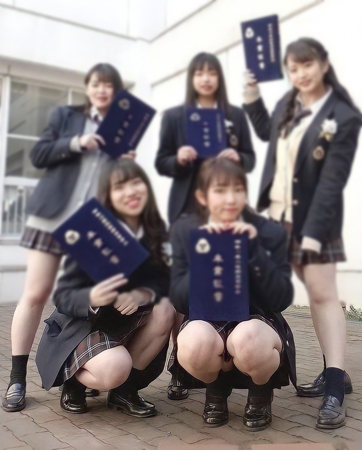 JK卒業式のパンチラと太もも画像!集合写真でもエロいミニスカに目がいってしまうぜ(*゜∀゜)=3004