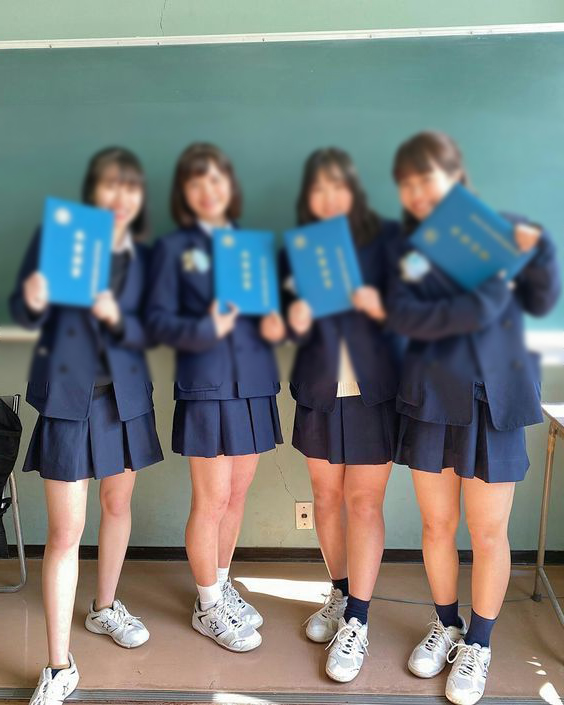 JK卒業式のパンチラと太もも画像!集合写真でもエロいミニスカに目がいってしまうぜ(*゜∀゜)=3005