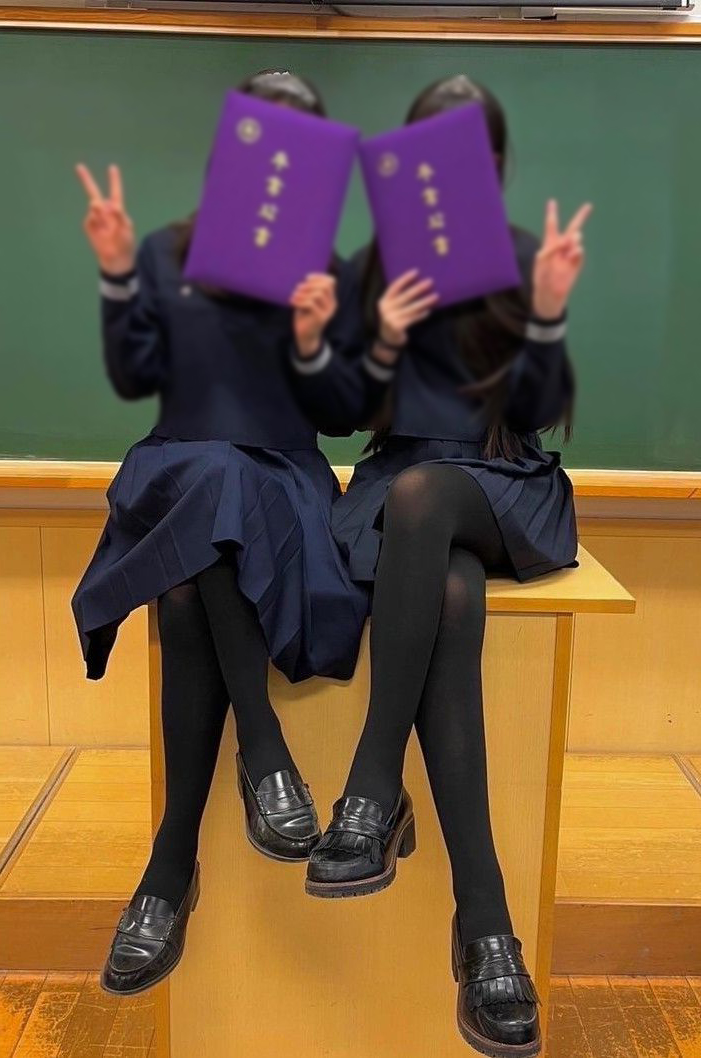 JK卒業式のパンチラと太もも画像!集合写真でもエロいミニスカに目がいってしまうぜ(*゜∀゜)=3006