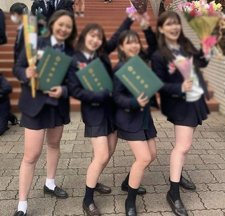 JK卒業式のパンチラと太もも画像!集合写真でもエロいミニスカに目がいってしまうぜ(*゜∀゜)=3007