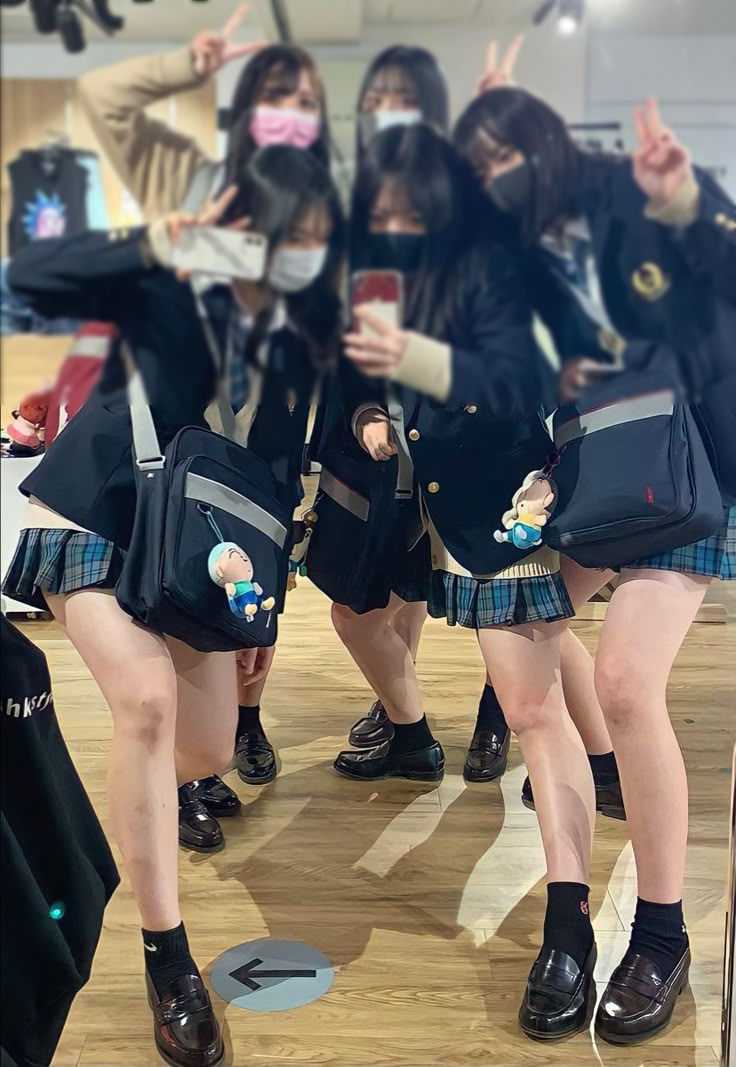 JK卒業式のパンチラと太もも画像!集合写真でもエロいミニスカに目がいってしまうぜ(*゜∀゜)=3008