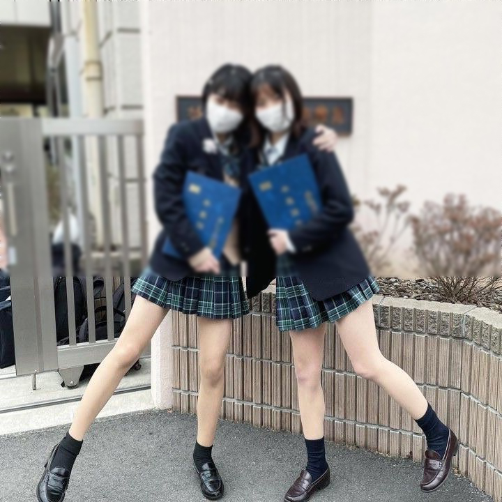 JK卒業式のパンチラと太もも画像!集合写真でもエロいミニスカに目がいってしまうぜ(*゜∀゜)=3010