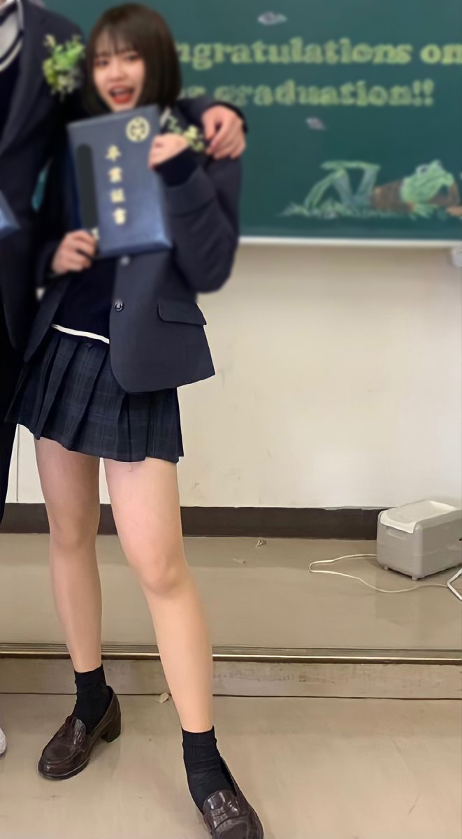 JK卒業式のパンチラと太もも画像!集合写真でもエロいミニスカに目がいってしまうぜ(*゜∀゜)=3011