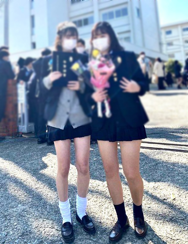 JK卒業式のパンチラと太もも画像!集合写真でもエロいミニスカに目がいってしまうぜ(*゜∀゜)=3012