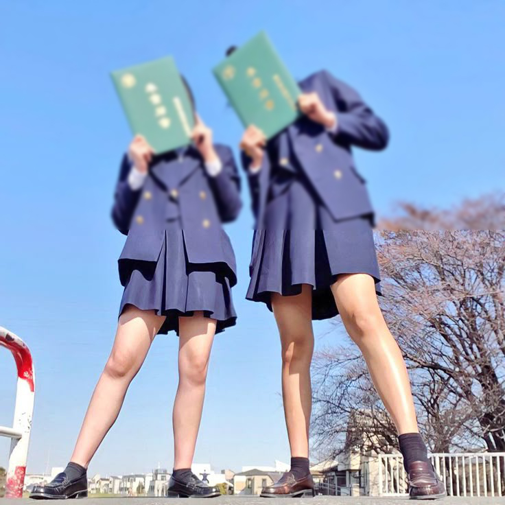 JK卒業式のパンチラと太もも画像!集合写真でもエロいミニスカに目がいってしまうぜ(*゜∀゜)=3013