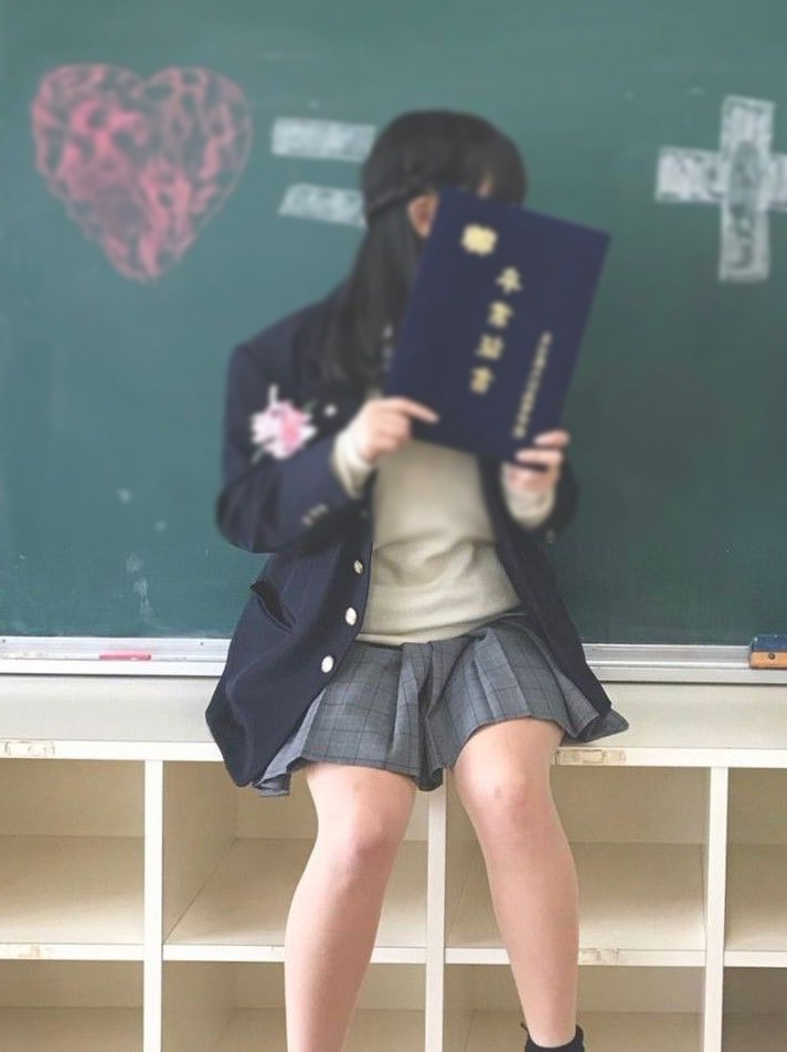 JK卒業式のパンチラと太もも画像!集合写真でもエロいミニスカに目がいってしまうぜ(*゜∀゜)=3014