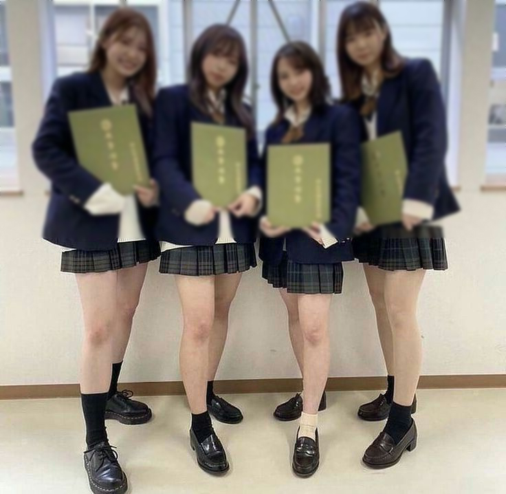 JK卒業式のパンチラと太もも画像!集合写真でもエロいミニスカに目がいってしまうぜ(*゜∀゜)=3015